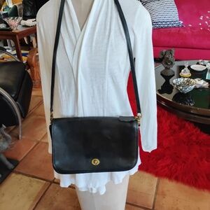 Vintage coach black 943 shoulder/Crossbody bag
